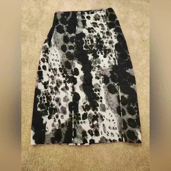 Worthington Black White Midi Skirt Size 2P Buisness 26" Waist Snake Animal - Picture 1 of 5
